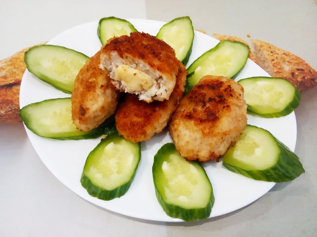 Нежные и сочные зразы мясные  с сыром: Складываем зразы в кастрюлю или глубокую сковороду, наливаем стакан горячей воды и пропариваем около 15 минут.