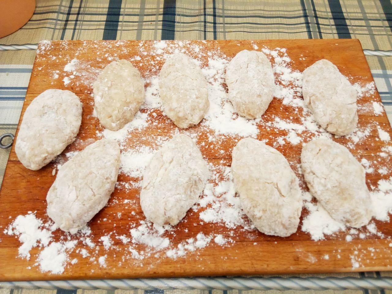 Сочные котлеты из куриного филе и грудинки: Затем из котлетной массы формируем котлеты и обваливаем в панировочных сухарях или муке, сейчас много