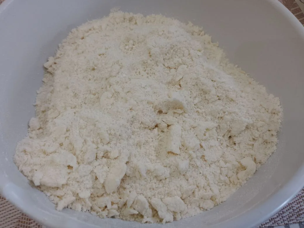 Простой рецепт печенья с кокосовой стружкой, без яиц: Кладем сливочное масло или маргарин и растираем в мелкую крошку.