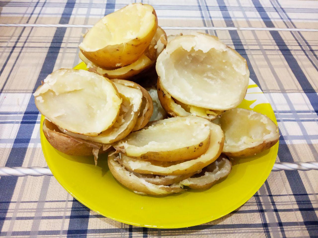 Картофель фаршированный начинкой и запеченный в духовке: Когда картошка готовая, разворачиваем фольгу и разрезаем картошку вдоль на две части.Осторожно чайной ложкой