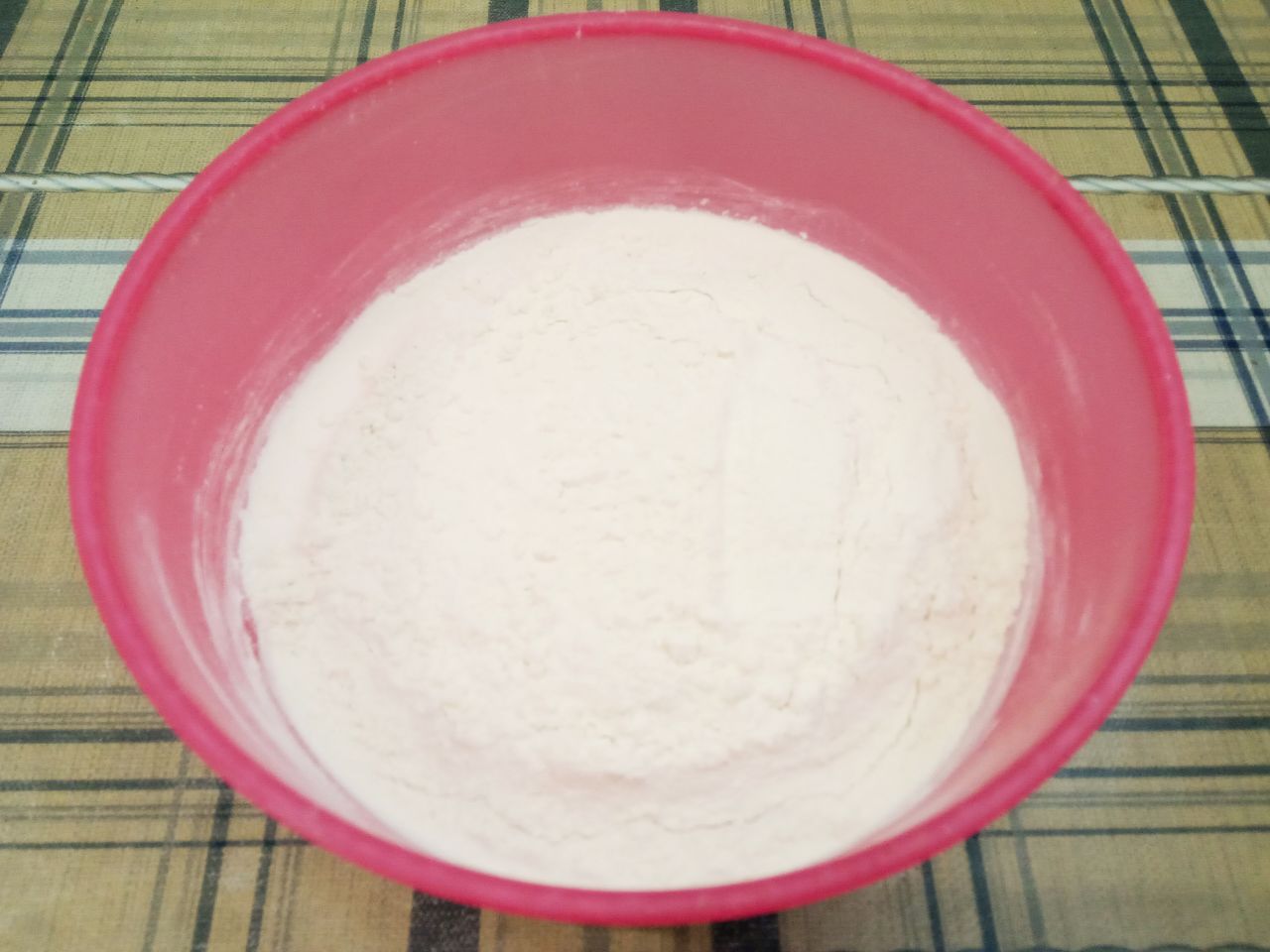 Кофейное печенье с изюмом на растительном масле, мягкое и воздушное: Муку смешиваем с разрыхлителем для теста и просеиваем через мелкое сито.