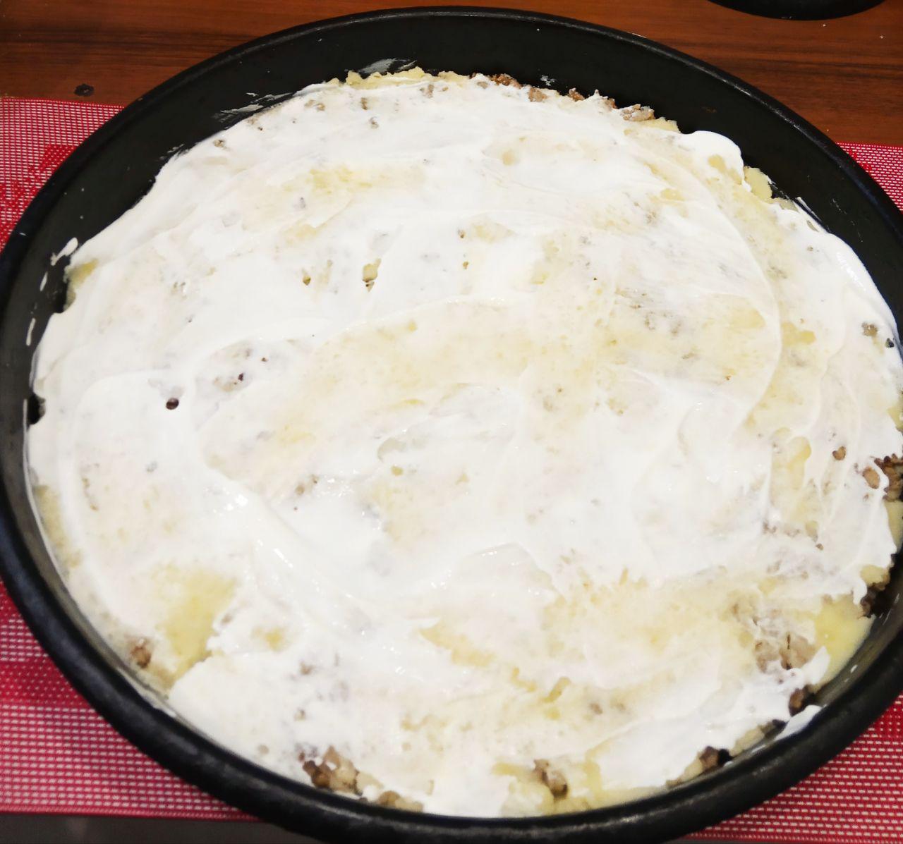 Картофельная запеканка с мясом и сыром: Затем выкладываем оставшееся пюре, разравниваем и смазываем верх сметаной.
