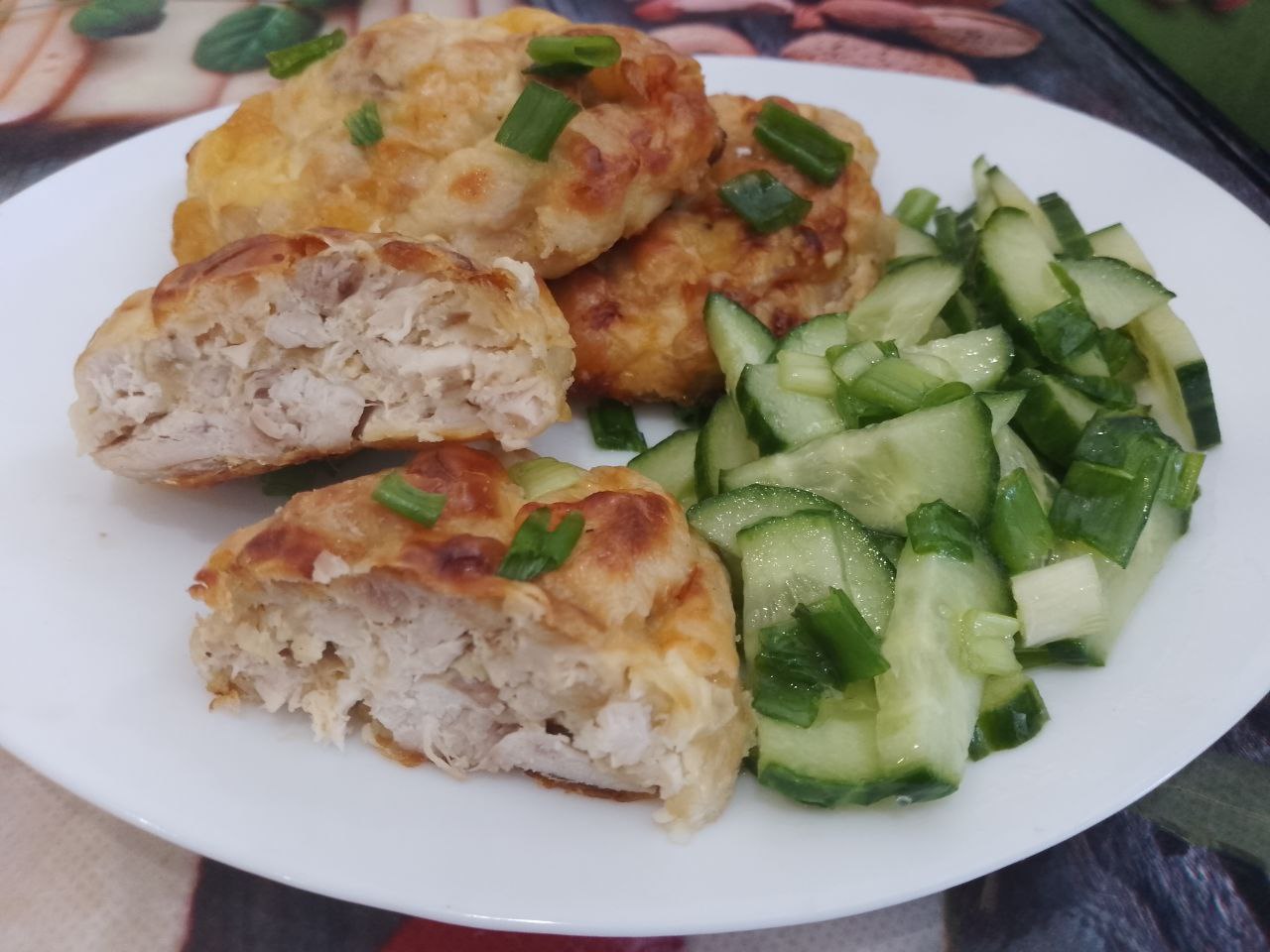Котлеты из рубленого куриного мяса, сыра, запеченные в духовке