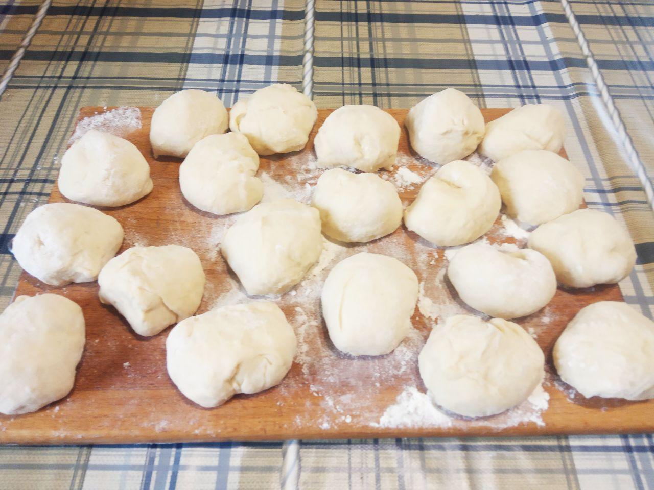 Булочки с сахарной начинкой, просто и вкусно: Накрываем тесто салфеткой и оставляем для подъема. Когда тесто увеличится в объеме, разделяем на небольшого