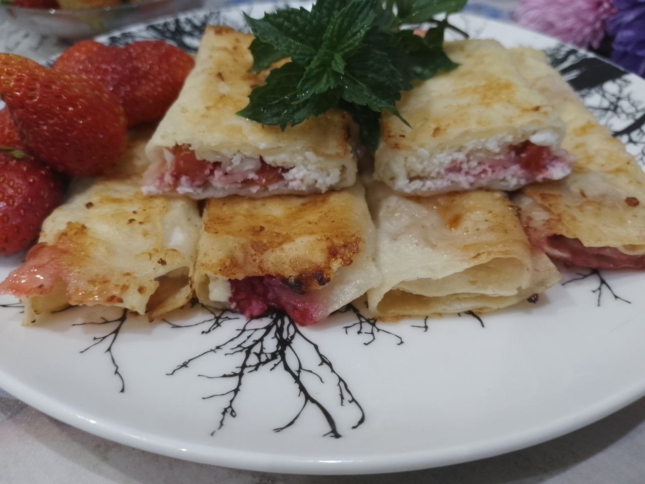 Лаваш с творожной начинкой и ягодами, на сковороде