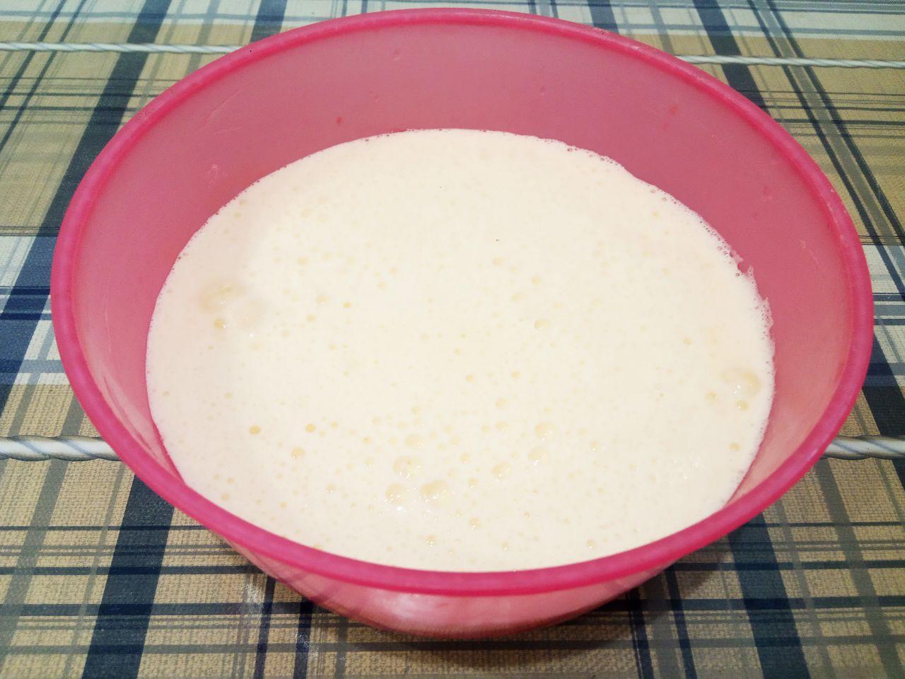 Пирог «Зебра» на молоке и растительном масле к чаю, просто и вкусно: Вливаем в яичную смесь растительное масло и молоко, перемешиваем.