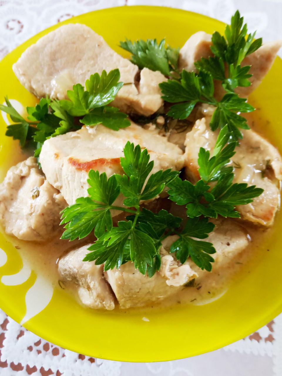 Свинина тушеная с луком