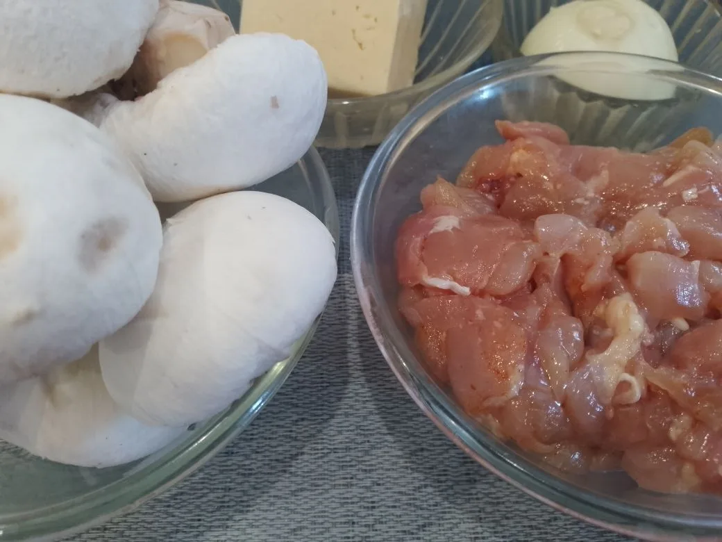 Картофель с начинкой из куриного мяса, шампиньонов и сыра