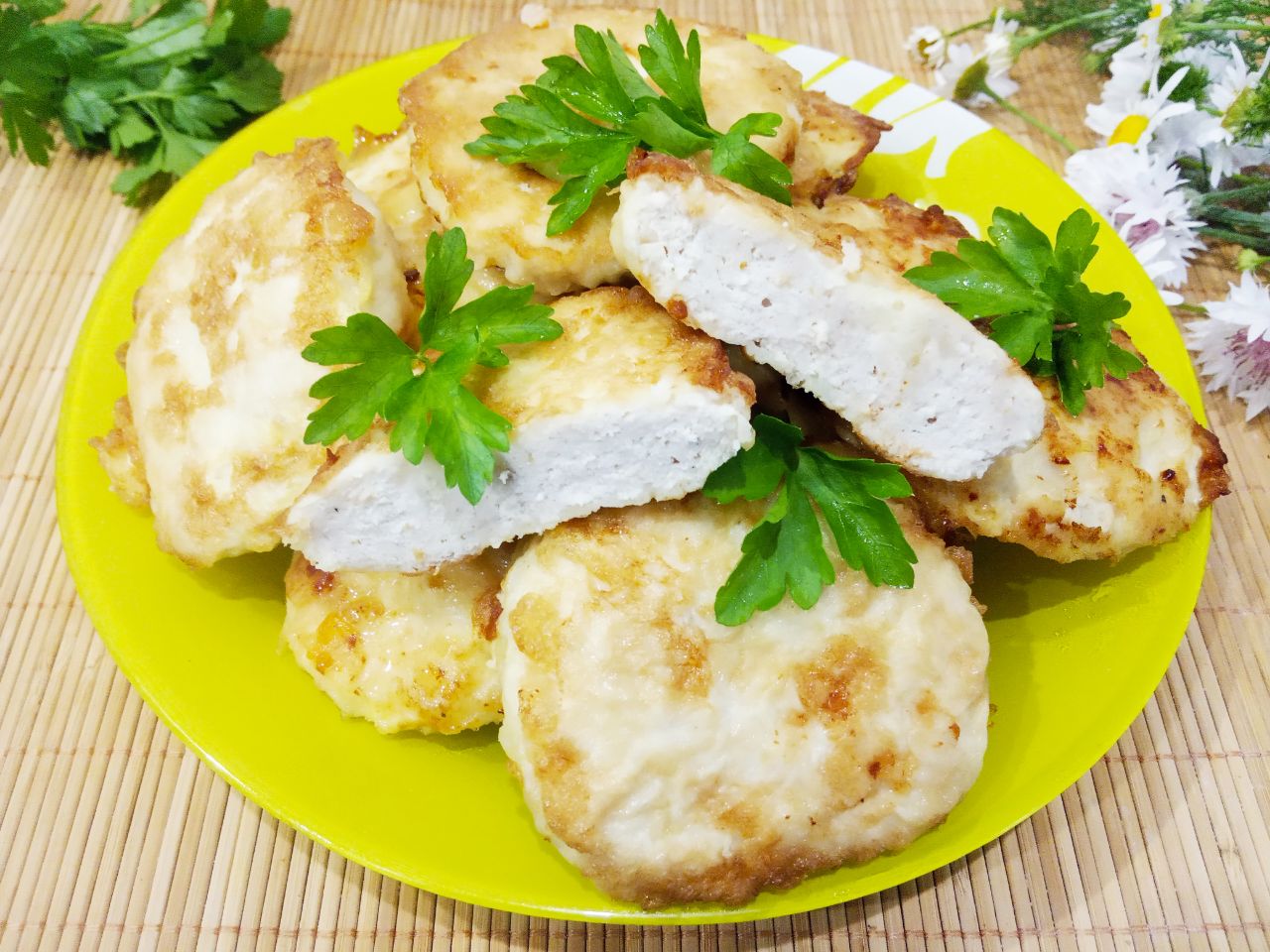 Отбивные в яичном кляре из фарша куриного филе, жареные на сковороде