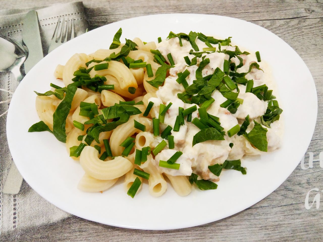 Мясной соус со сметаной, сыром и вареными желтками, к макаронам: Макароны отвариваем до готовности, так как написано на упаковке. Подаем теплые макароны с мясным соусом или