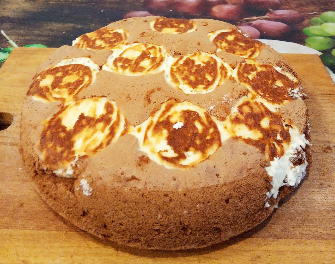 Вкусный шоколадный пирог с начинкой из творожных шариков 