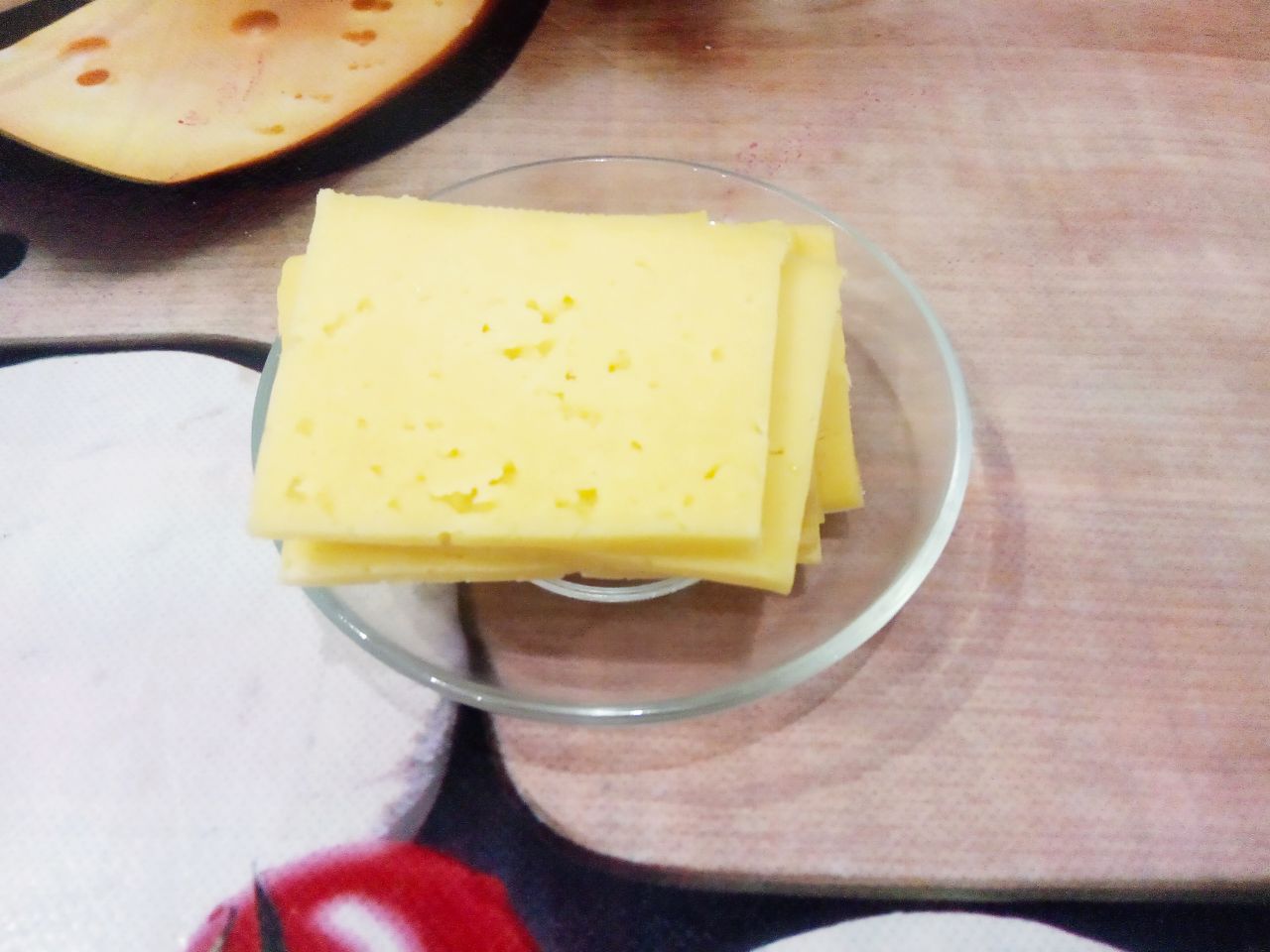 Вкусный и аппетитный завтрак из ветчины и сыра, в кляре: Твердый сыр нарезаем ломтиками, размерами ветчины.