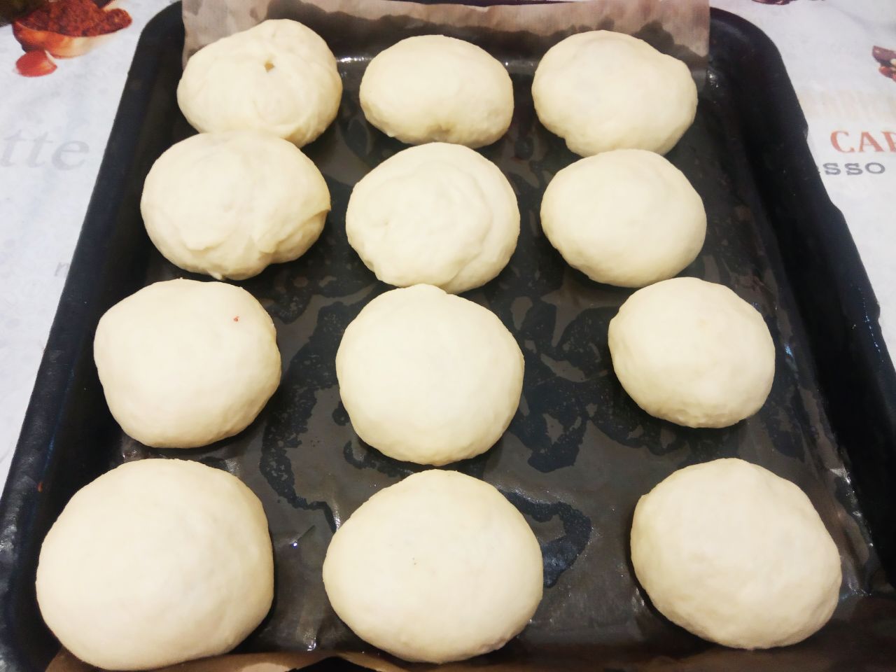 Пирожки из сдобного дрожжевого теста с вишней и клубникой, сочные и аппетитные: Противень застилаем пергаментом, укладываем пирожки швом вниз и оставляем на 20 минут для расстойки теста.