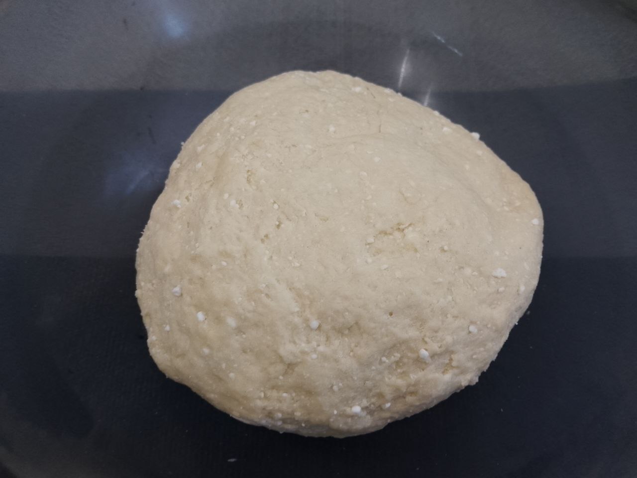 Творожный пирог с яблочной начинкой и штрейзельной крошкой: Муку смешиваем с разрыхлителем для теста и просеиваем через сито.