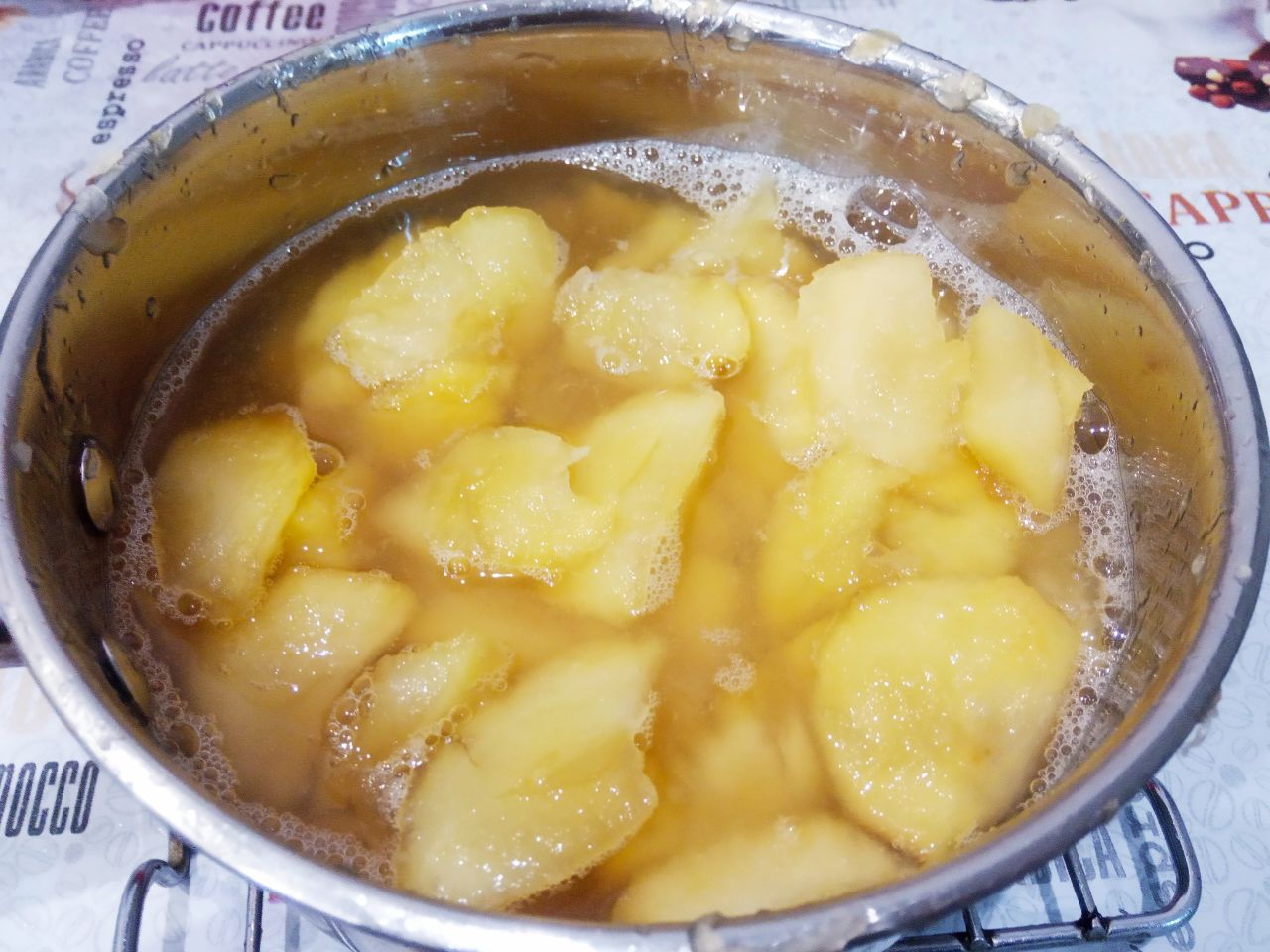 Вкусный десерт из яблочного желе и лимона: Снимаем желе с огня, минут пять пусть остынет и добавляем разбухший желатин, тщательно размешиваем.