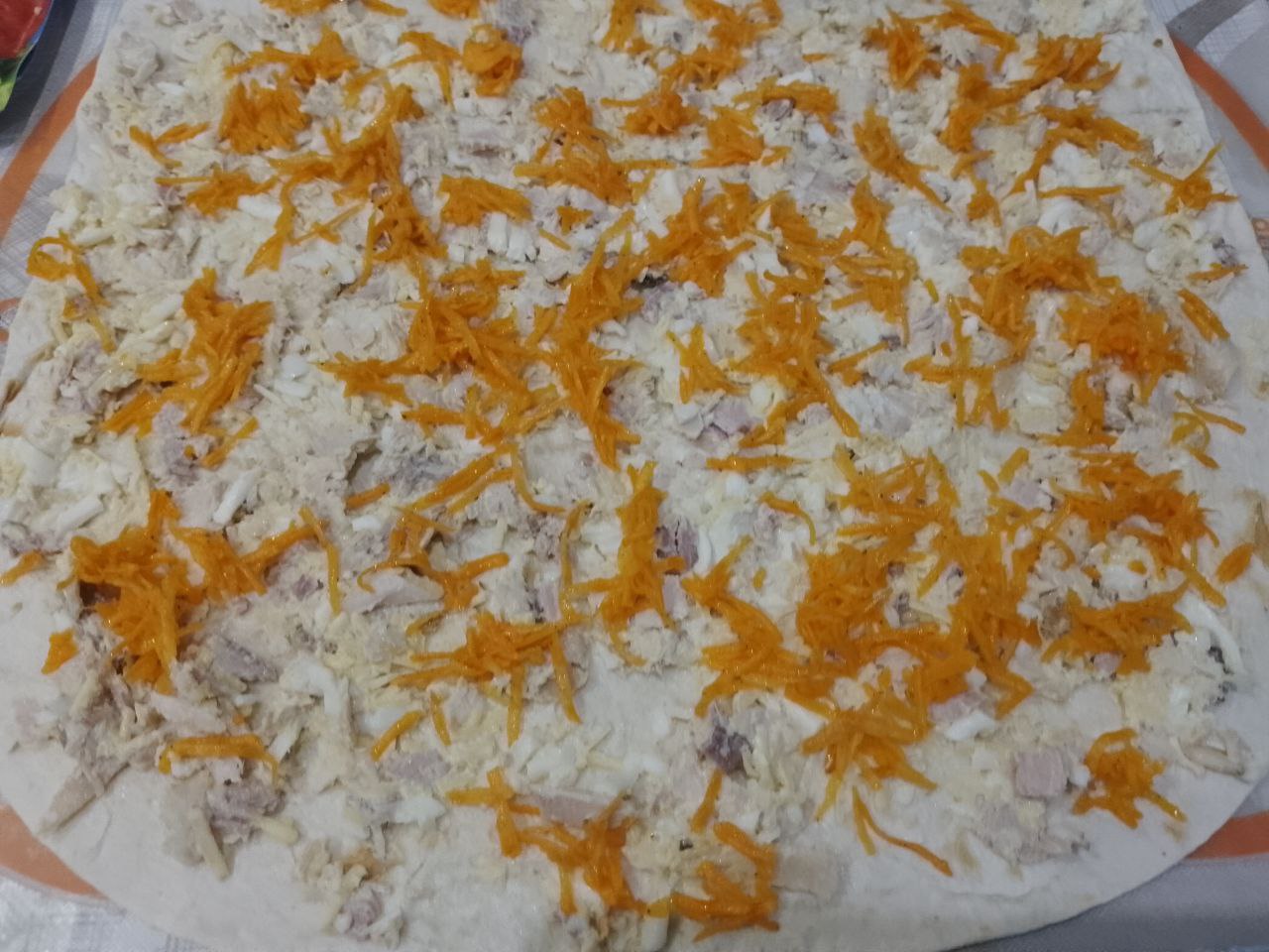 Лаваш с начинкой из мяса, яиц и моркови: Поверх начинки выкладываем морковь и по желанию промазываем майонезом.