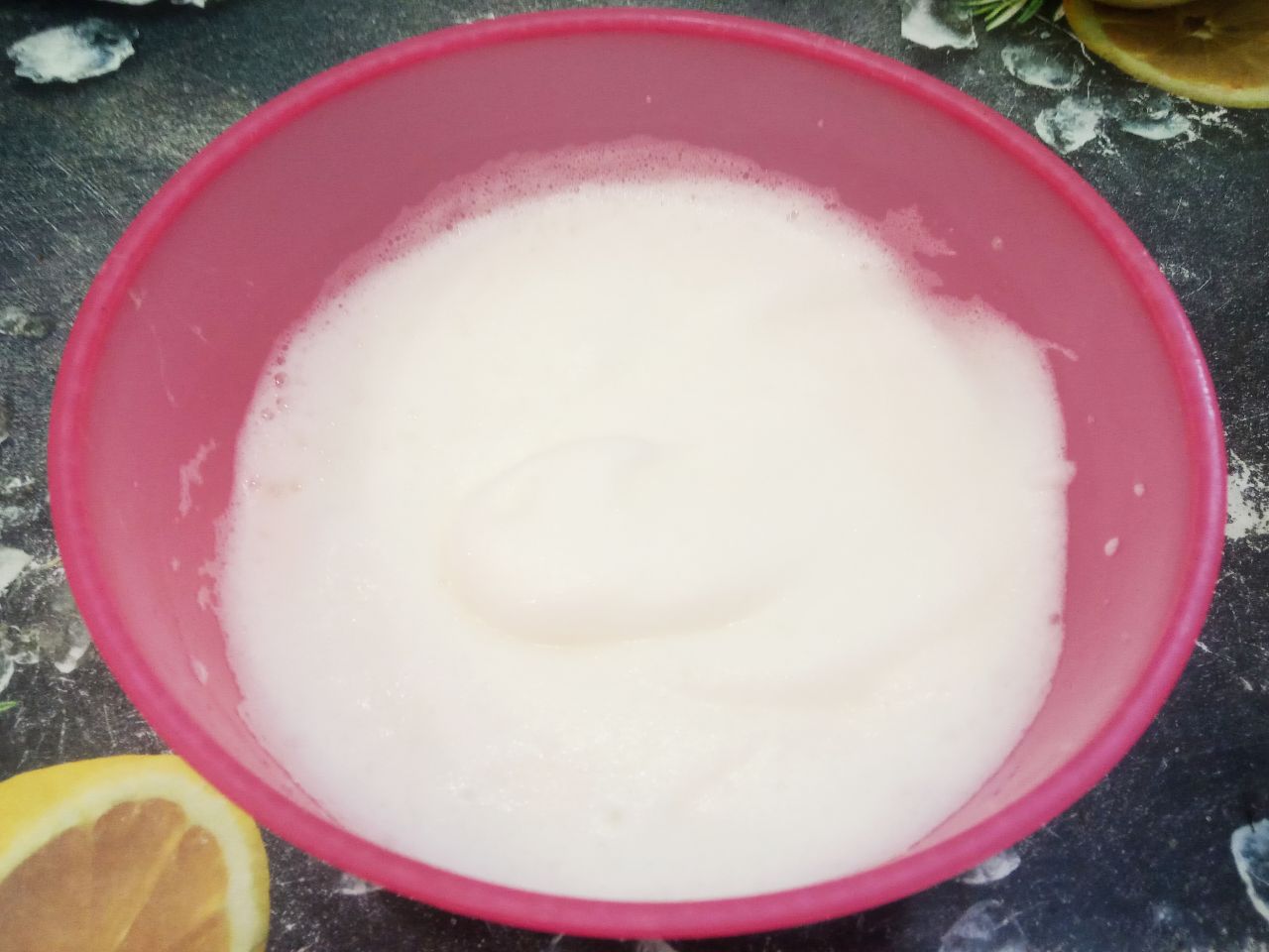 Печенье из белков, кокосовой стружки и кукурузных палочек: В белки добавляем чайную ложку лимонного сока и начинаем взбивать на медленных оборотах миксером, постепенно