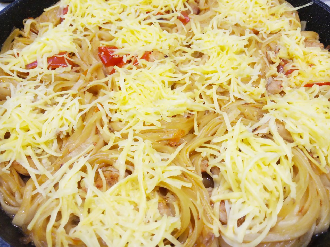 Макаронные гнёзда с мясом и сыром, в соусе: Твердый сыр натираем на терке, сверху посыпаем тертым сыром и кипятим ещё 5 минут.
