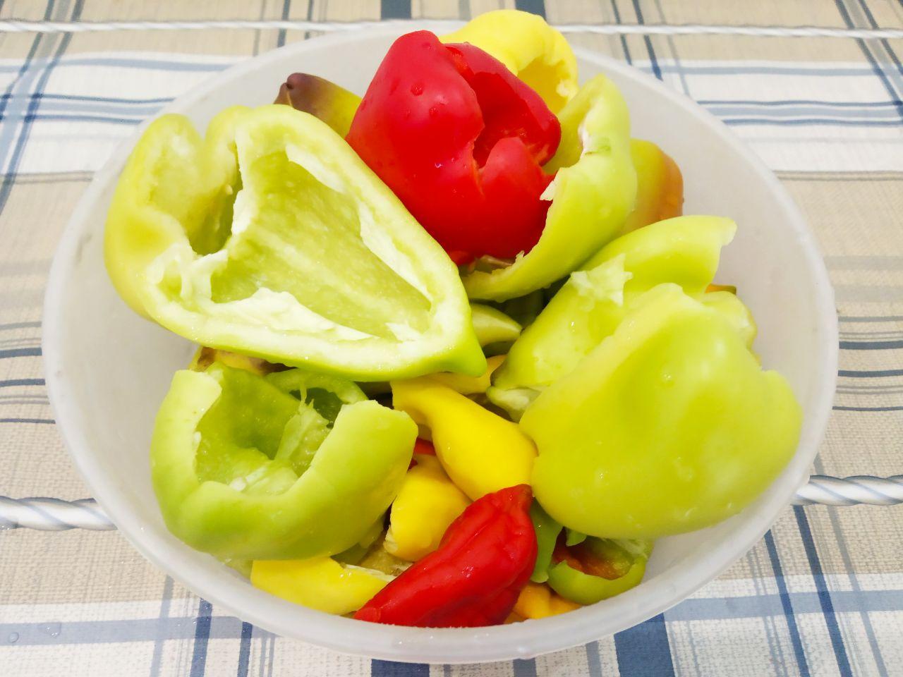 Салат из красной свёклы: Перец очищаем и нарезаем соломкой.