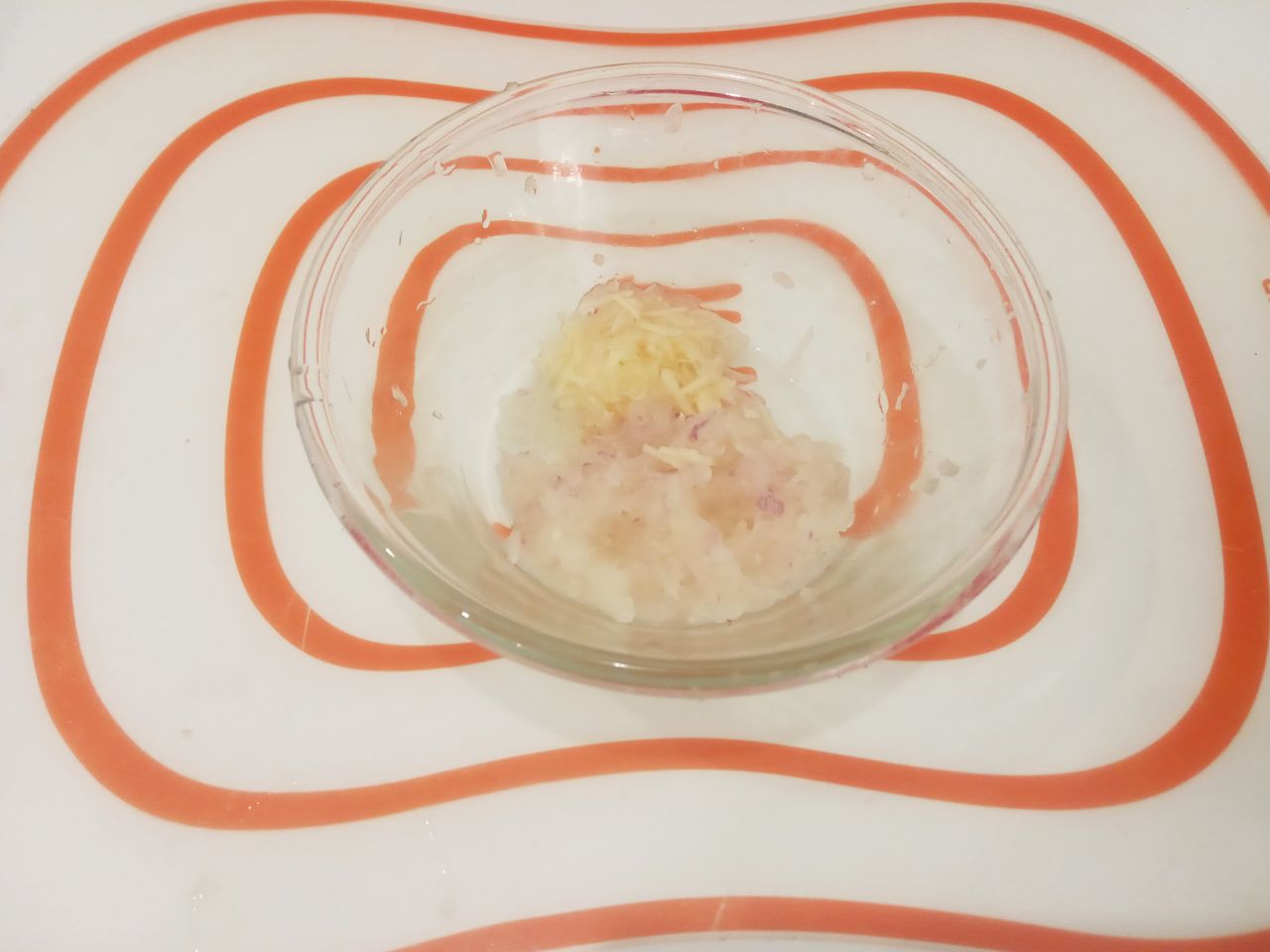 Котлеты с добавление манной крупы, нежные и сочные: Чеснок очищаем от шелухи, промываем и продавливаем через чесночницу.