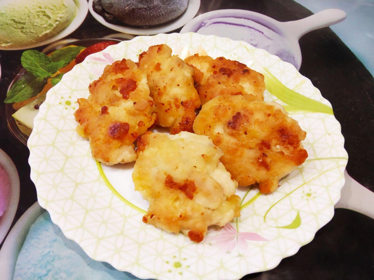 Простой рецепт котлет из куриной грудки и сыра: Затем накрываем крышкой и жарим на медленном огне около 10 минут до готовности.
