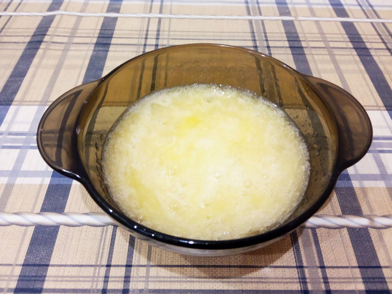 Простой рецепт грейпфрутового печенья, просто и вкусно: Соединяем сахар с яйцами и растираем.