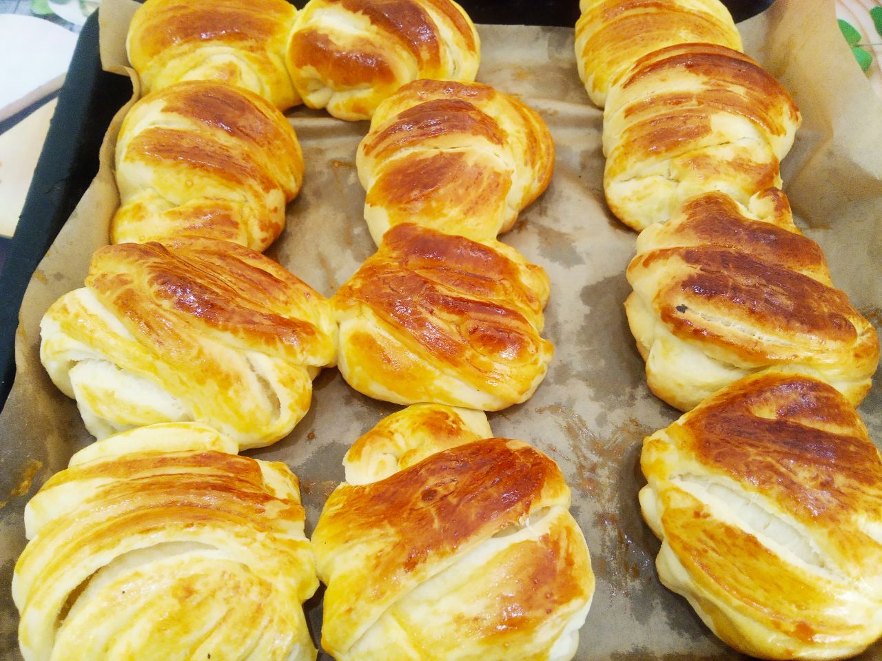 Булочки воздушные, мягкие, слоистые и вкусные: Духовку разогреваем до 180 С, ставим булочки и выпекаем около 20-25 минут до румяного цвета.