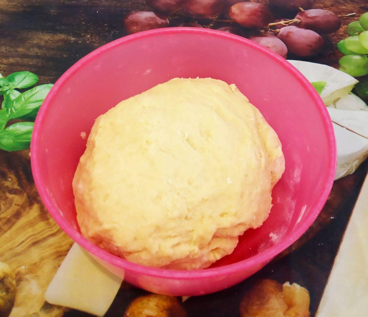 Вкусные пирожки с начинкой из тушеных яблок: Маргарин измельчаем, добавляем к тесту и замешиваем мягкое и нежное тесто.