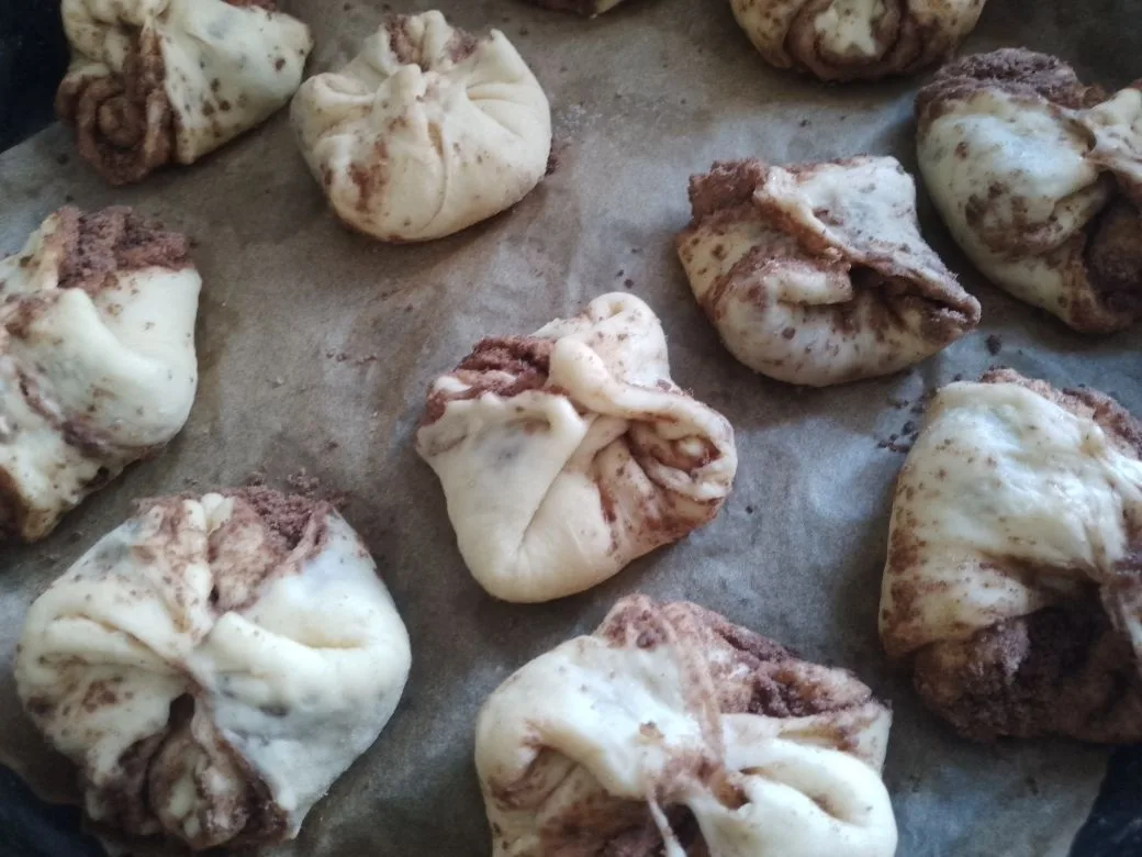 Булочки с начинкой из шоколадной крошки, воздушные и ароматные: Противень застилаем пергаментом и укладываем булочки на противень.