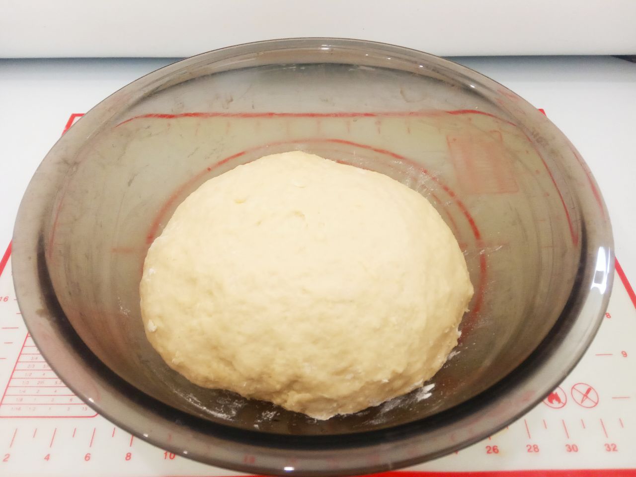 Сахарные булочки к чаю, просто и вкусно: Добавляем оставшуюся муку, замешиваем мягкое и нежное тесто. Вымешиваем пока тесто не станет приставать к