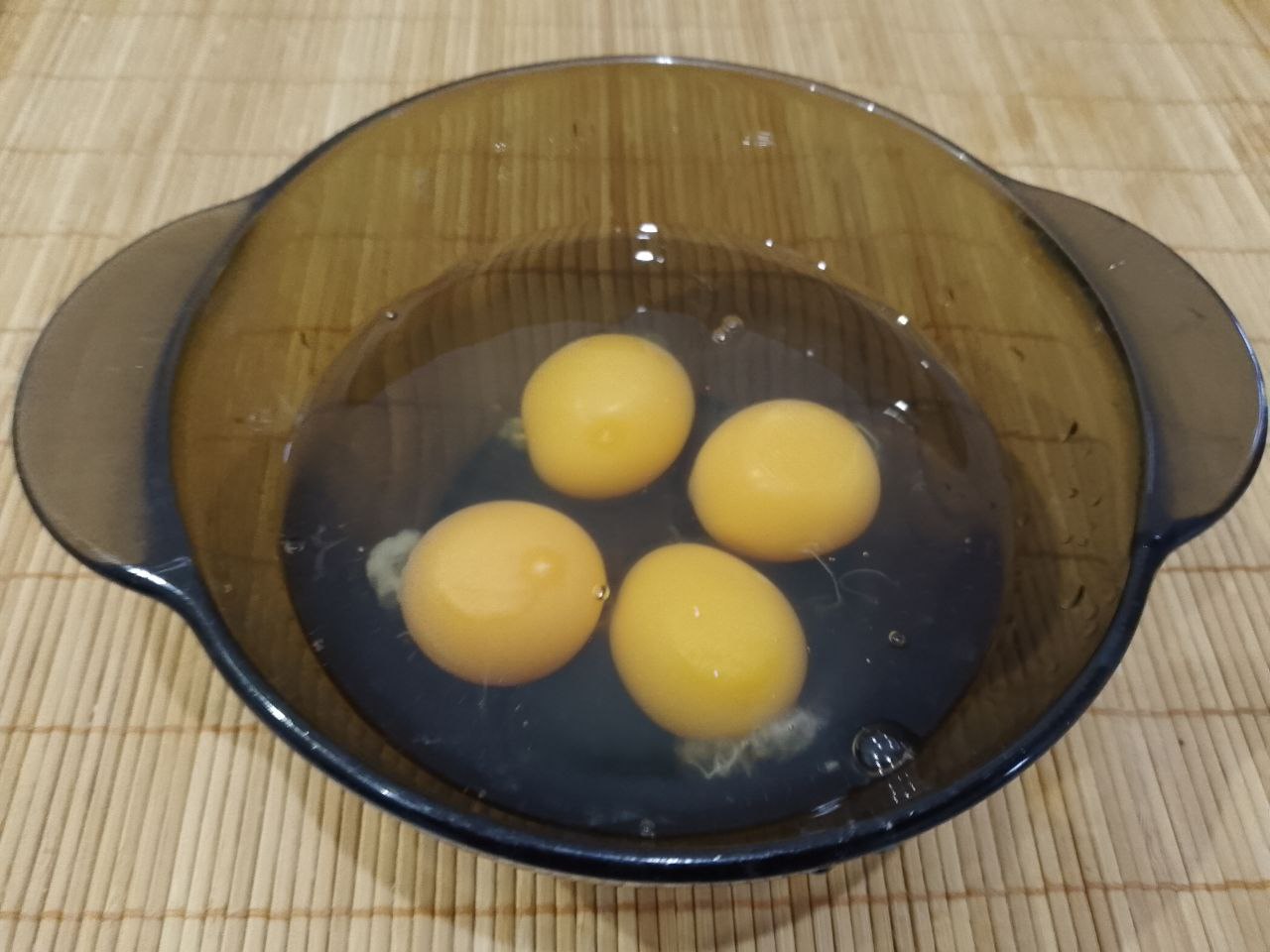 Пицца на сковороде, просто, быстро и вкусно: В чашу или миску разбиваем яйца, добавляем майонез и сметану, соль по вкусу, тщательно размешиваем.