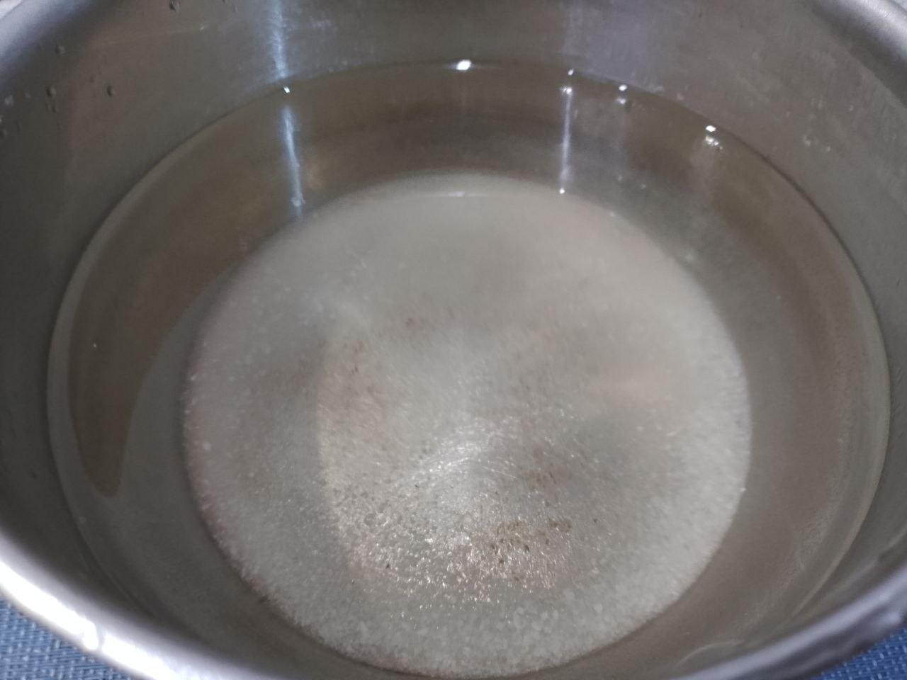 Капуста маринованная с перцем, морковью и чесноком: Займемся приготовлением маринада.