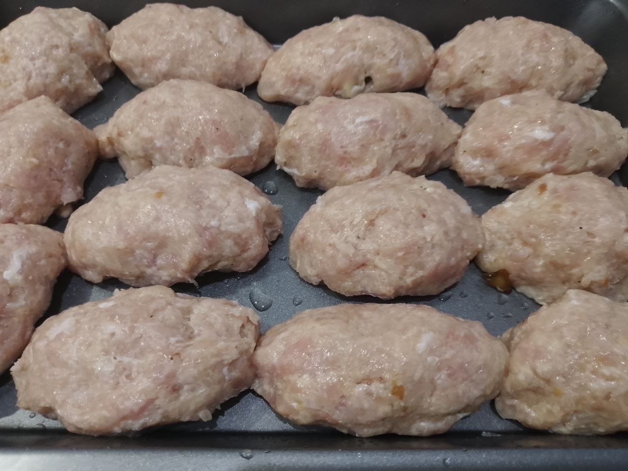 Зразы из куриного мяса, грибов и сыра, в духовке: Форму смазываем жиром и укладываем зразы.