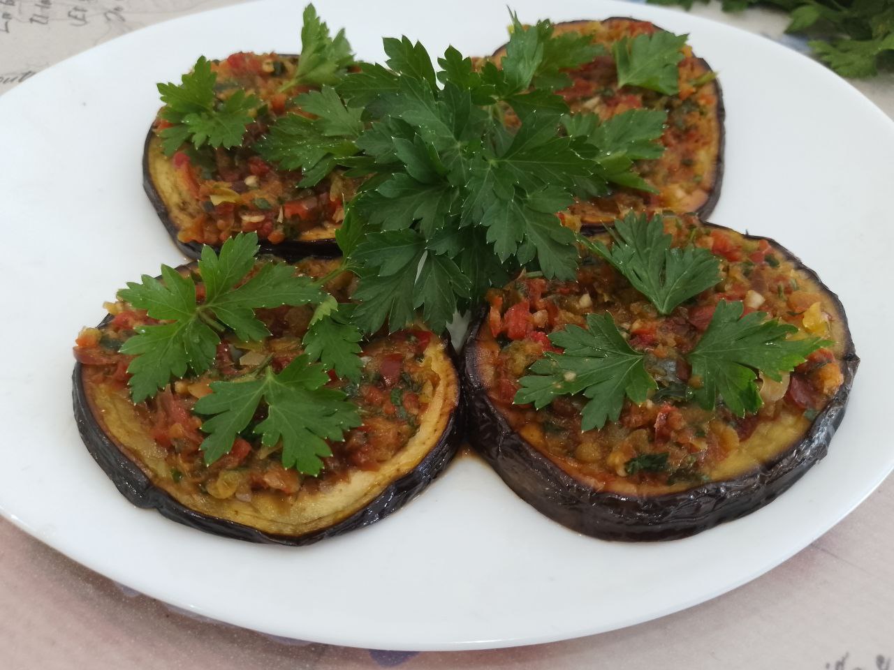 Жареные баклажаны с перцем и зеленью