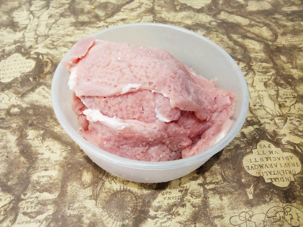 Сочные и вкусные отбивные из свинины в сырно-яичном кляре: Кусочки хорошо отбиваем кулинарным молотком, посыпаем перцем и солью. По желанию можно посыпать сушеным