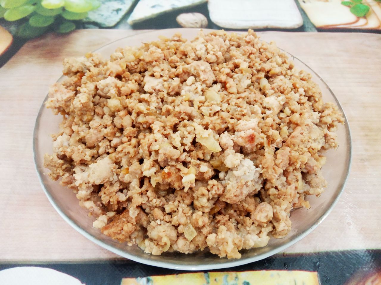 Картофельный рулет с мясной начинкой, запеченный в духовке: Добавляем чеснок, перемешиваем и через несколько минут снимаем с огня.