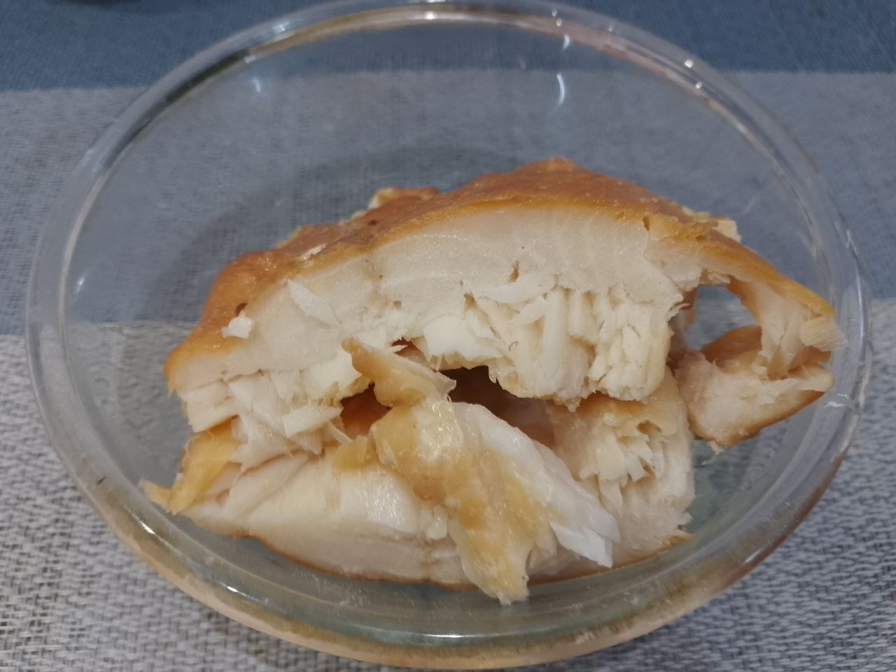 Салат из копченой щуки, картофеля и других ингредиентов: Копченая рыба у меня щука горячего копчения, рыбу измельчаем.