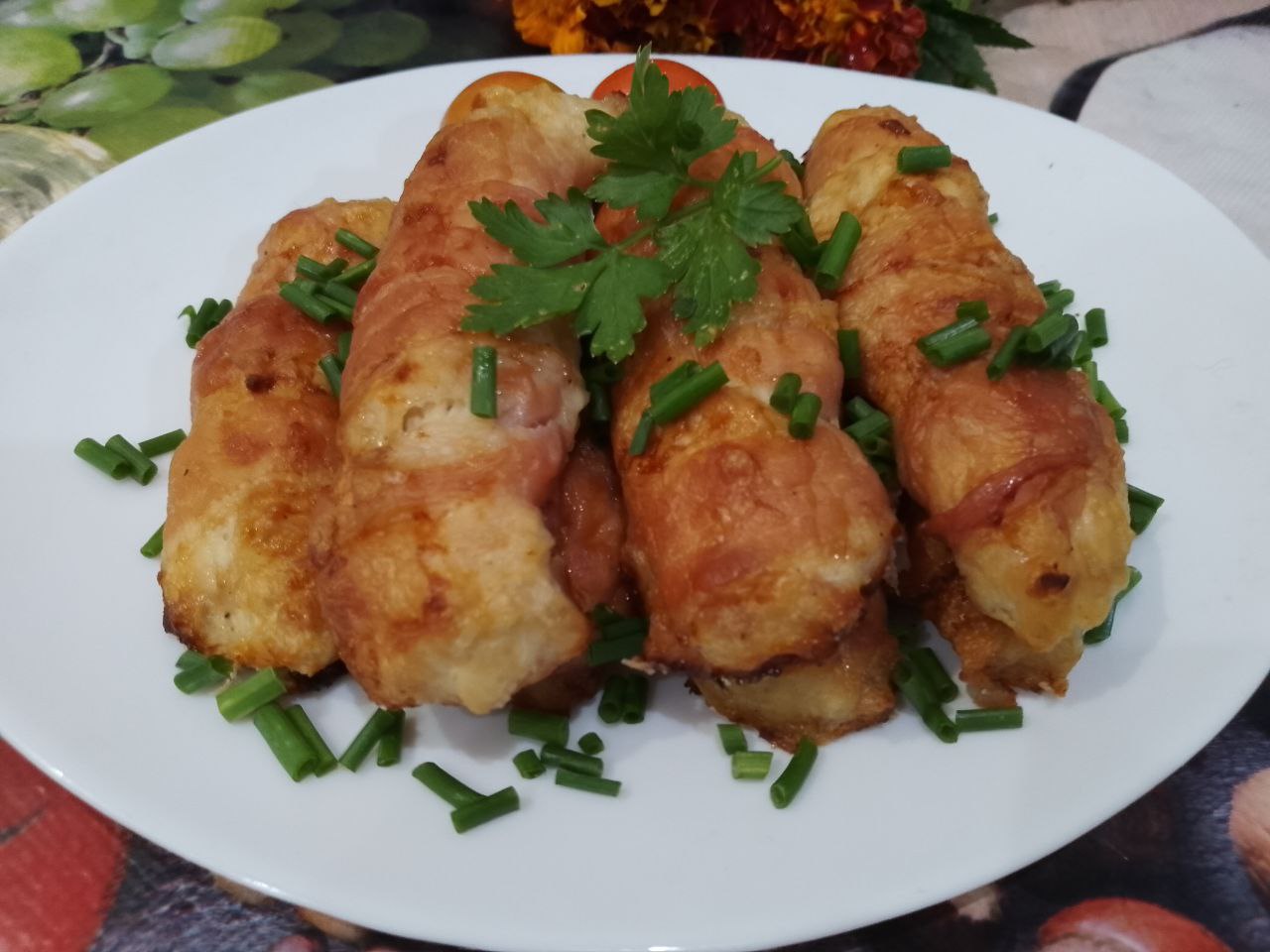 Рулетики из куриного фарша в беконе, в духовке