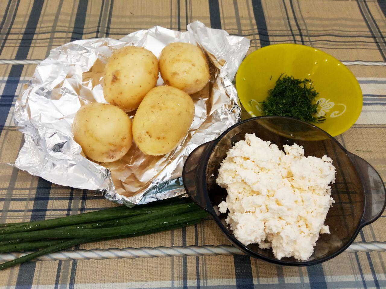 Запеченный картофель с творогом и зеленью