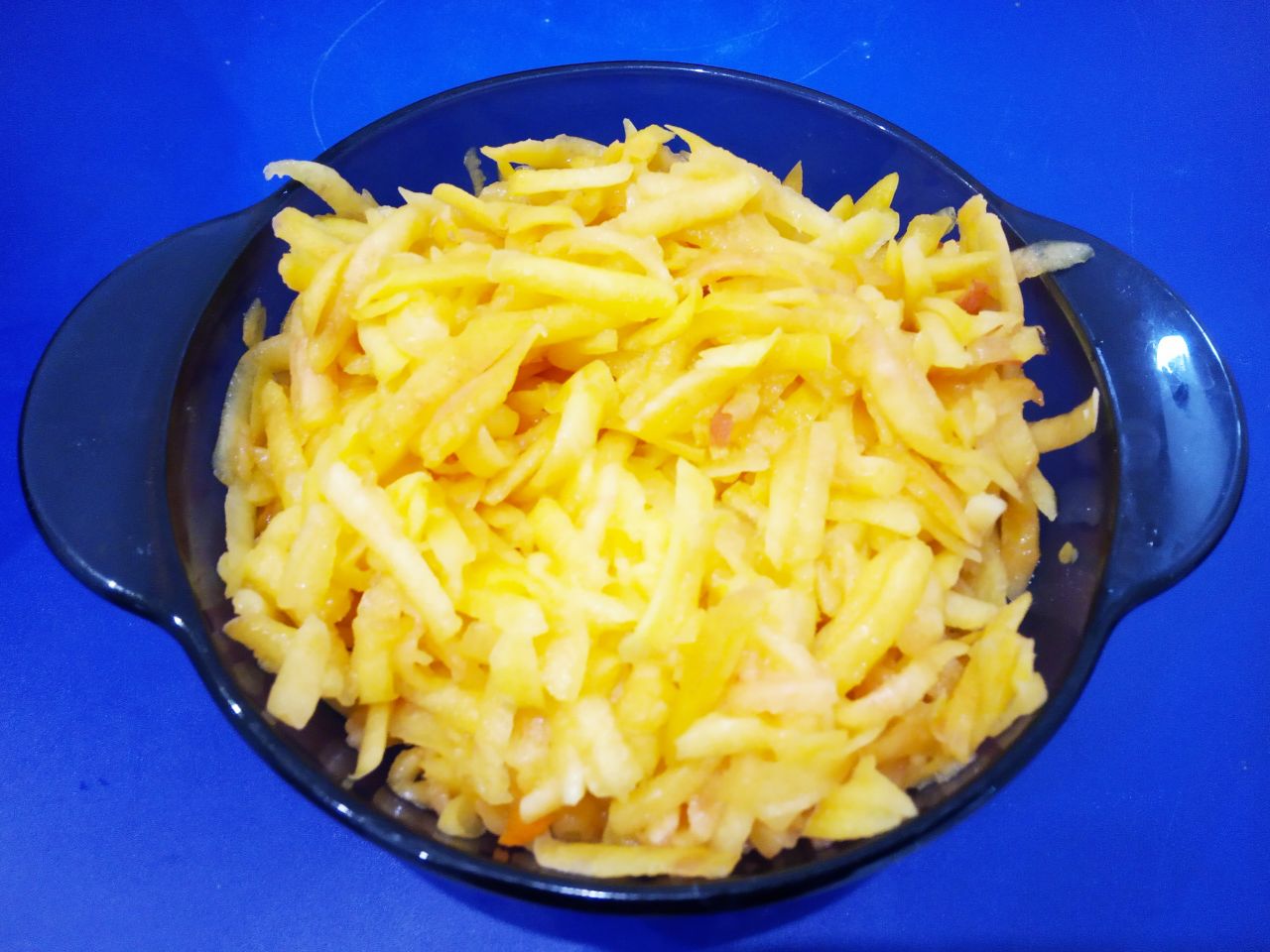 Бисквитный рулет с начинкой из персиков, вкусно и аппетитно: Персики для начинки выбираем твердые. Промываем водой, удаляем косточки и натираем на крупной терке.