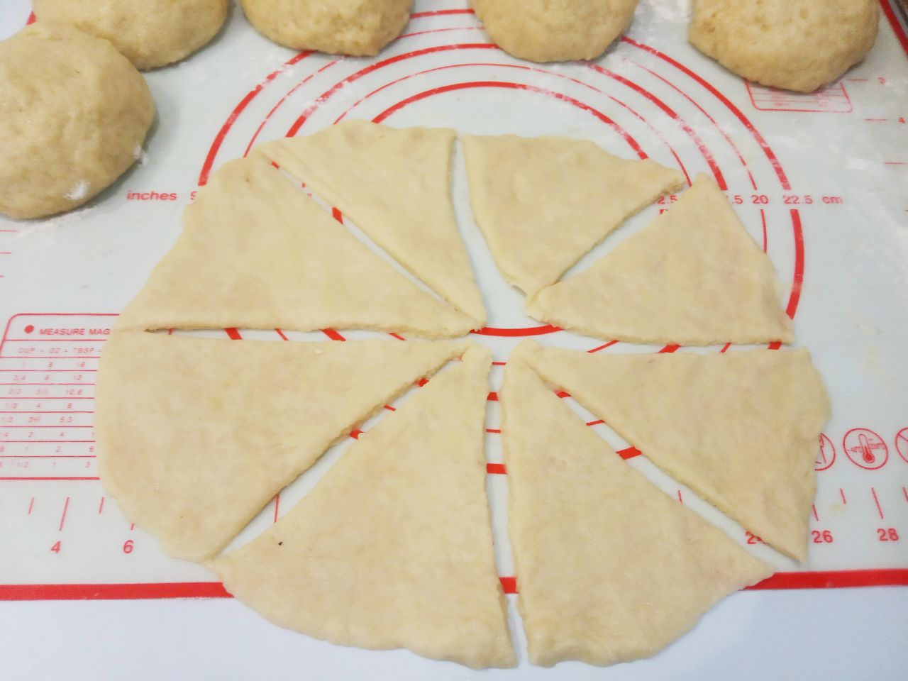 Рогалики с джемом на сметане, без яиц, просто и вкусно: Лист разрезаем на 8 частей.