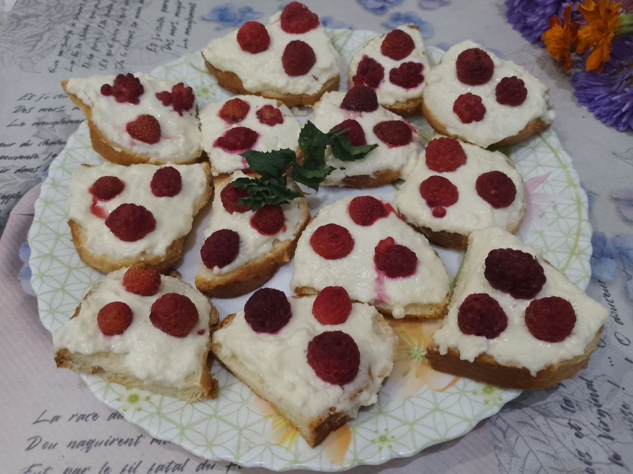 Бутерброды с творожной начинкой и ягодами, в духовке