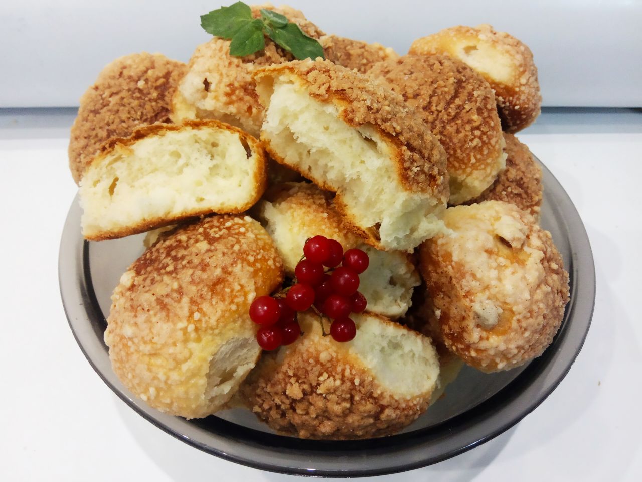 Булочки с изюмом в мучной крошке, воздушные и вкусные