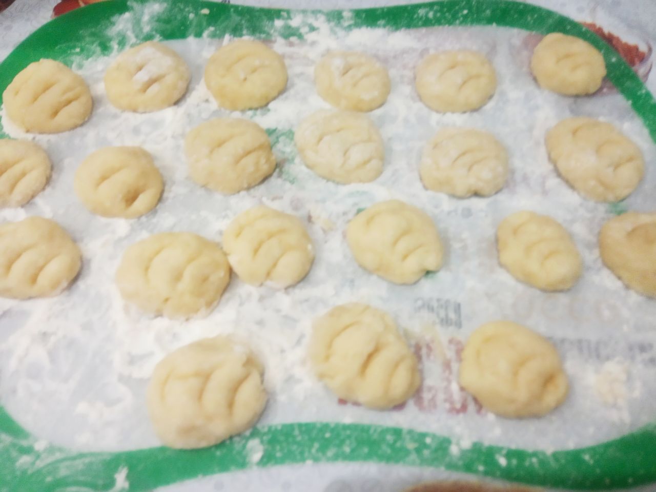 Простой рецепт печенья из манной крупы и молока, мягкого и рассыпчатого: Затем ложкой делаем углубления в печенье.