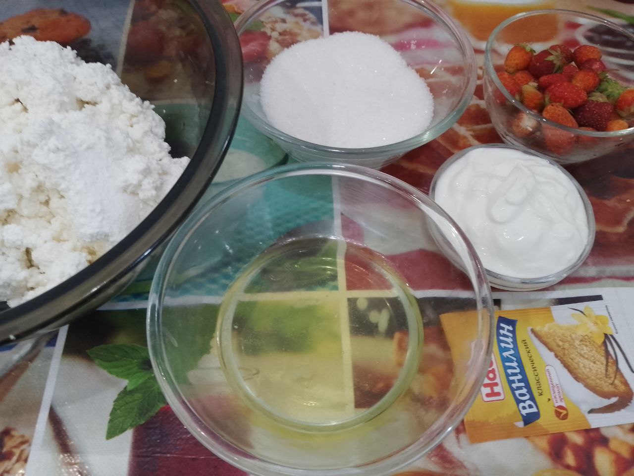 Пирог из песочной крошки, творожной начинки и ягод клубники: Приготовим творожную начинку.