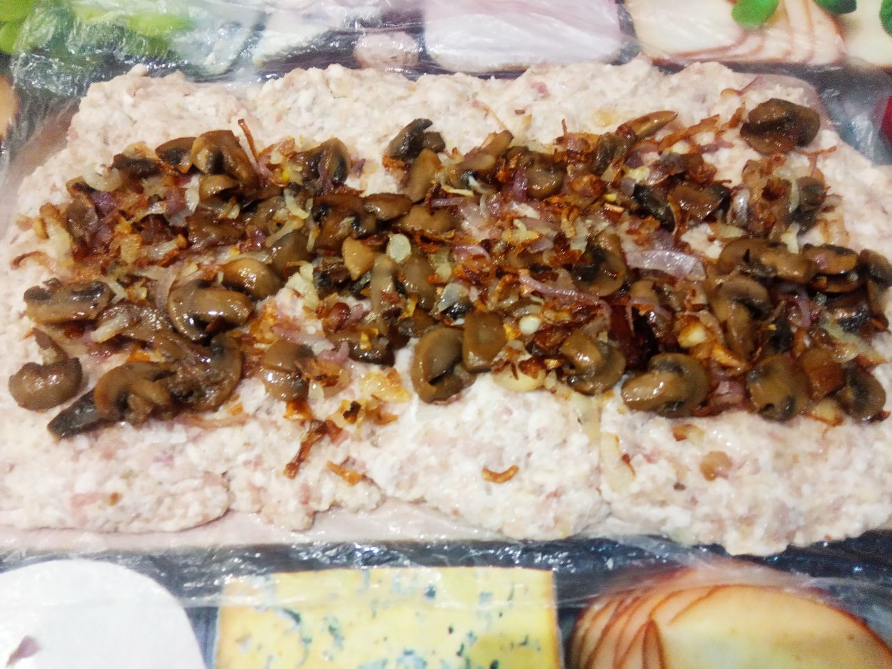 Мясной рулет с начинкой из грибов и жареного лука: Распределяем равномерно грибы с жареным луком.