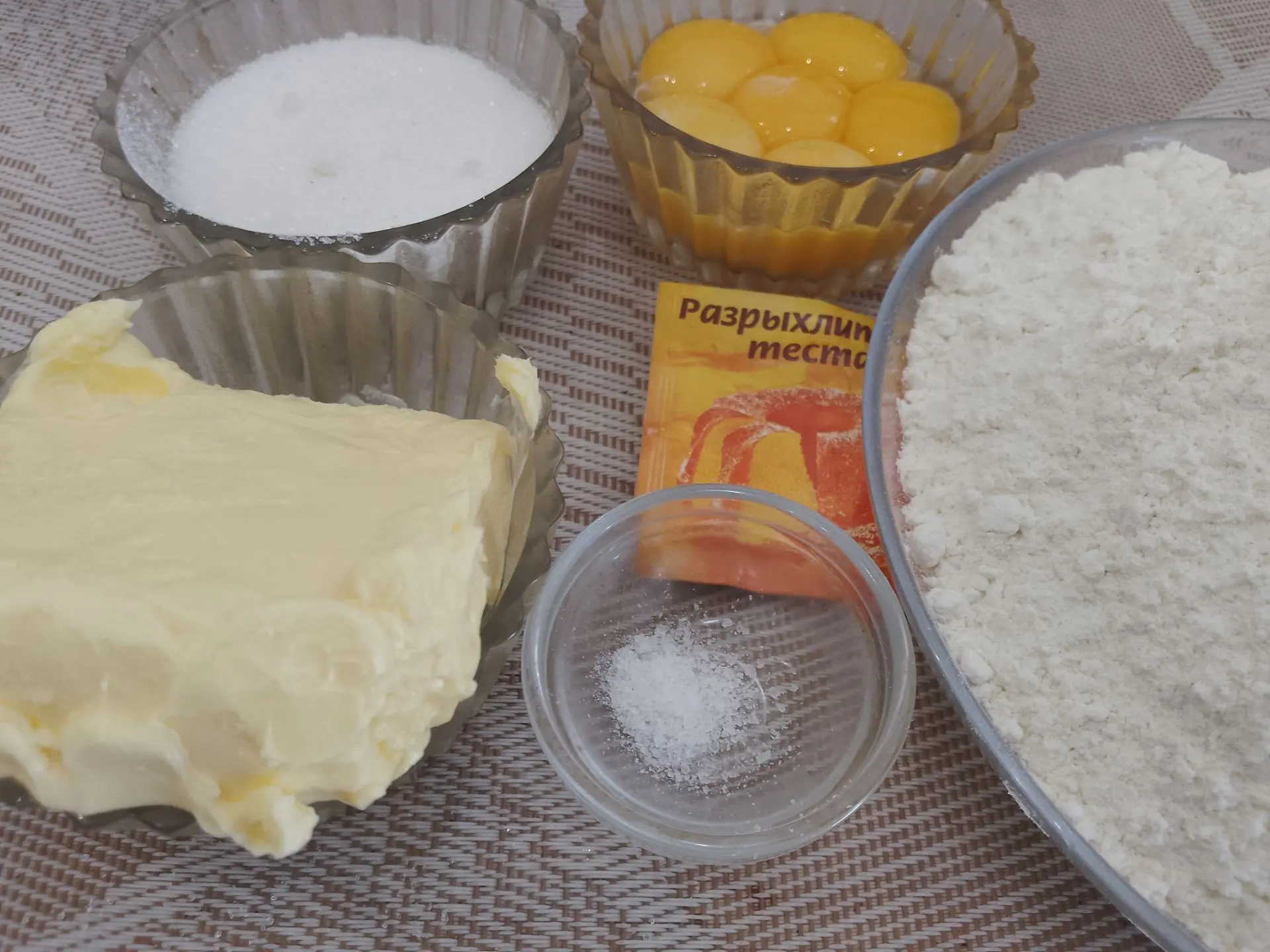 Песочный пирог с творожной начинкой и ягодами малины: готовый пирог с малиной