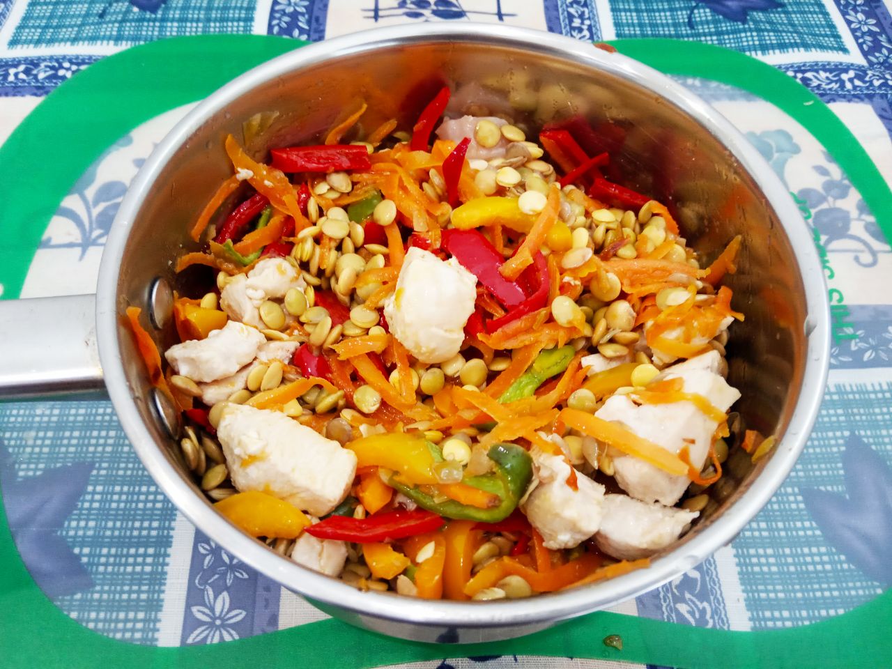 Чечевица тушеная с овощами, полезно и вкусно: Заливаем горячей водой или бульоном, заливаем так, чтобы чечевица и овощи были покрыты водой.