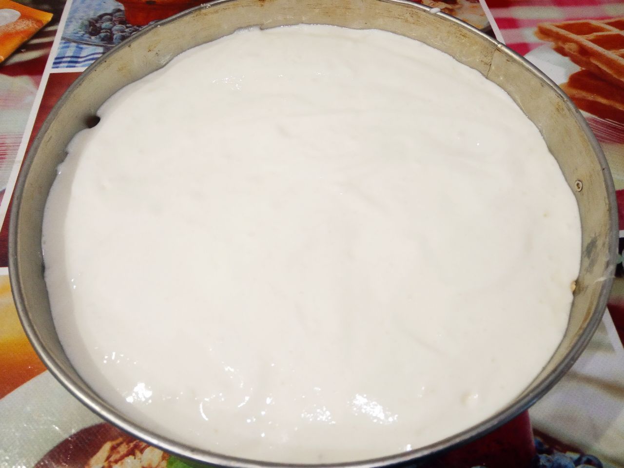 Яблочный пирог с кремом-суфле, нежный и вкусный: На яблоки выкладываем смесь, разравниваем.