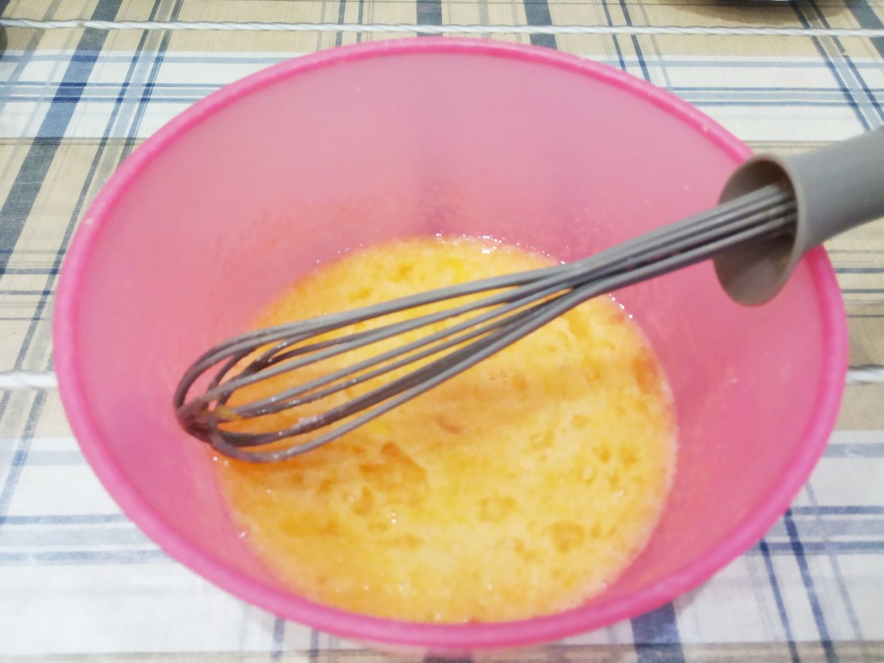 Домашнее шоколадное печенье, рассыпчатое и мягкое с кокосовой стружкой: Яйца растираем с сахаром и ванилин или ванильным сахаром.